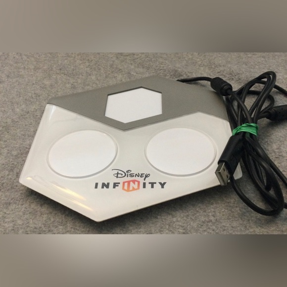 XBOX 360 Disney Infinity Bundle Game Portal and 2 Characters - Picture 5 of 9